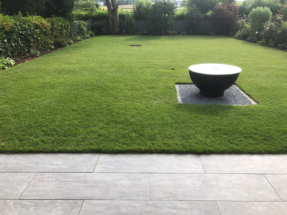 Rasen mit Feuerstelle